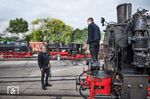 Das Anbringen des Spitzenlichts an 99 4632 wird begutachtet. (16.10.2026) <i>Foto: Joachim Schmidt</i>