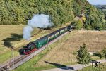 99 4011, die ehemalige Lok 7 der Mansfeld AG für Bergbau und Hüttenwesen, fährt mit P 104 nach Lauterbach Mole in Seelvitz ein. (16.10.2026) <i>Foto: Joachim Schmidt</i>