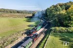 Zugkreuzung zwischen 99 1781 vor P 226 nach Binz LB und 99 4631 mit einem Sonderzug in Garftitz. (16.10.2026) <i>Foto: Joachim Schmidt</i>