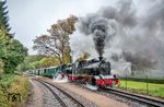 99 4801 und 99 4802 fahren mit P 106 nach Lauterbach Mole aus Garftitz. (17.10.2026) <i>Foto: Joachim Schmidt</i>
