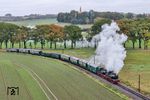 99 4801 und 99 4802 mit P 106 auf der Steigung bei Beuchow. An diesem Regentag trauten sich nicht einmal Hartgesottene in den offenen Aussichtswagen. (17.10.2026) <i>Foto: Joachim Schmidt</i>