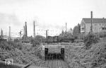 052 857 (Bw Wuppertal-Vohwinkel) mit der letzten Wuppertaler Plandampfzugleistung des Ng 17602 aus Wuppertal-Wichlinghausen in Wuppertal-Langerfeld. Der Blick von der Spitzenstraße hat sich heute komplett verändert. Mit Eröffnung der S-Bahnlinie S 8 (Mönchengladbach - Hagen) entstand hier die neue S-Bahn-Station Wuppertal-Langerfeld. Zwischen Wt-Oberbarmen und Schwelm musste dazu zu den beiden Ferngleisen parallel eine neue zweigleisige Trasse für den S-Bahnverkehr gebaut werden. Da die S-Bahn im Wuppertal südlich der Fernbahn verläuft, nutzt die S-Bahn hier die ehemalige Fernbahntrasse, die ihrerseits zwei neue Gleise parallel links daneben erhielt.  (26.07.1972) <i>Foto: Joachim Bügel</i>
