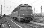 Auch am nächsten Nachmittag ging es wieder zum Abstellbahnhof Wuppertal-Langerfeld. Dort stand neben der Köln-Deutzerfelder 110 405 tatsächlich wieder eine 50er aus Vohwinkel für den Ng 17602. Diesmal hatte 050 439 Dienst, rechts steht 260 448 mit einer Schwesterlok. Die Wagenabstellanlage existiert in dieser Form nicht mehr. Noch in den 1970er Jahren verfügte der Bahnhof Wuppertal-Langerfeld über 97 (!) Gleise, die von seiner Bedeutung als Zugbildungsbahnhof aus der Vorkriegszeit herrührten. Langerfeld war bis 1922 eine eigenständige Gemeinde in der Provinz Westfalen. Die ersten Bezeichnungen nach 1910 weisen den Bahnhof dann auch entsprechend mit diesem Zusatz aus - wie dies bei vielen “Grenzorten” damals üblich war. Nach Eingemeindung in die rheinische Nachbarstadt bekam der Bahnhof für wenige Jahre den Namen “Barmen-Langerfeld”. Mit der Umzeichnungaktionen der Reichsbahn zum 1.8.1930 nach Gründung der Stadt Wuppertal (1929) nannten sich dann alle Bahnhofsteile "Wuppertal-Langerfeld". (28.07.1972) <i>Foto: Joachim Bügel</i>