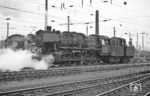 050 439 verlässt den Bahnhof Wuppertal-Langerfeld in Richtung -Wichlinghausen. Links steht die alten Wagenhalle, in der kleinere Reparaturen ausgeführt wurden. Wer sich nun wundert, dass alle Bilder immer bei bedeckten Himmel entstanden sind. Dies lag an der Ost-West-Lage des Bahnhofs Wuppertal-Langerfeld, bei dem man nachmittags für die diese Bilder ansonsten permanentes Gegenlicht gehabt hätte. Die "schlechten" Sommer früherer Jahre hatten so auch etwas für sich. In den Sommern der 1970er Jahre wurde eine durchschnittliche Lufttemperatur von mindestens 18 Grad (Tage und Nächte zwischen 1. Juni und 31. August) kein einziges Mal erreicht.  (28.07.1972) <i>Foto: Joachim Bügel</i>