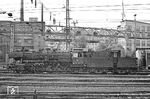 050 439 trifft im Bahnhof Wuppertal-Oberbarmen auf das Wuppertaler Wahrzeichen - die Schwebebahn. (28.07.1972) <i>Foto: Joachim Bügel</i>