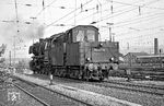 052 857 macht sich in Wuppertal-Langerfeld auf den Weg nach Wuppertal-Wichlinghausen für den Ng 17602. Der Kamin gehört zu dem tiefer liegenden Bw Langerfeld. (31.07.1972) <i>Foto: Joachim Bügel</i>
