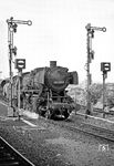 In Wuppertal-Wichlinghausen biegt 052 857 mit Ng 17602 auf die heute als als Schwarzbachtrasse bekannte Verbindungsbahn nach Wuppertal-Oberbarmen ab. Am 15. September 1879 wurde der Bahnhof unter dem Namen 'Ober-Barmen Rh' eröffnet und gehörte zur damals eigenständigen Gemeinde Barmen. 1890 wurde die Schwarzbachtrasse nach Rittershausen (heute Bahnhof Oberbarmen) angelegt, der Bahnhof wurde dadurch zum Keilbahnhof.  (31.07.1972) <i>Foto: Joachim Bügel</i>