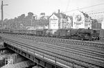 052 857 (Bw Wuppertal-Vohwinkel) fährt mit Ng 17602 in Wuppertal-Oberbarmen ein. Unter der Bahn fließt die Wupper hindurch. (31.07.1972) <i>Foto: Joachim Bügel</i>