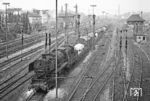 052 857 drückt im Bahnhof Wuppertal-Oberbarmen den Ng 17602 hinter das Ausfahrsignal am Stellwerk "Rr" zurück. (31.07.1983) <i>Foto: Joachim Bügel</i>