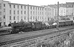 052 857 fährt mit Ng 17602 in den Bahnhof Wuppertal-Barmen ein. Das Gebäude im Hintergrund ist das Barmer Hauptpostamt von 1930. Zuvor stand hier das erste Bahnhofsgebäude von 1847 und über die Gleise das Reiterstellwerk "Bm", das 1964 wegen der Elektrifizierung (zu geringe Durchfahrthöhe) abgerissen wurde. (31.07.1972) <i>Foto: Joachim Bügel</i>