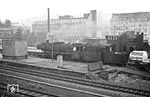 052 857 fährt mit Ng 17602 durch den Bahnhof Wuppertal-Barmen. Rechts sind noch Reste des alten Bahnsteigszugangs von 1847 zu sehen. Mit Ausbau der BME-Strecke auf vier Gleise wurde der Bahnhof Barmen erweitert und das alte Bahnhofsgebäude abgrissen. Es stand an der Stelle, an der sich seit dem 31.01.1930 die Hauptpost befindet. Das neue repräsentative Bahnhofsgebäude entstand weiter westlich (am linken Bildrand zu sehen). Beim Umbau des Bahnhofs 1911 wurden zudem zwei Bahnhofshallen erstellt, die bei den Elektrifizierungsarbeiten 1963 abgerissen wurden. (31.07.1972) <i>Foto: Joachim Bügel</i>