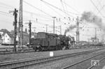 051 231 wartet im Bahnhof Wuppertal-Langerfeld auf die Abfahrt nach Wuppertal-Wichlinghausen. Rechts ist die am 10. Juli 1969 eröffnete Containeranlage zu sehen, neben der Lok steht die alte Güterabfertigung, die die auf dem Dachboden die überzähligen Buchfahrpläne der BD Wuppertal seit 1949 beherbergte. Was für eine Fundgrube, die damals leider ignoriert wurde. Die Buchfahrpläne gingen mit dem Umbau des Bahnhofs und dem damit verbundenen Abriß des Gebäudes in den 1980er Jahren in den Müll. (01.08.1972) <i>Foto: Joachim Bügel</i>