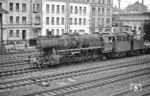 052 781 fährt mit Ng 17602 aus Wuppertal-Wichlinghausen in Wuppertal-Oberbarmen ein. Die heute noch als Fotostelle beliebte Gründerhauszeile am Höfen ließ sich damals nur schwer umsetzen, weil in den davor liegenden Abstellgleisen immer irgendwelche Güterwagen standen. Der Fotoradius beschränkte sich damals ehedem nur auf den Wuppertaler Osten, weil man vor dort aus schnell wieder nach Hause radeln konnte. (02.08.1972) <i>Foto: Joachim Bügel</i>