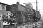 Der Nachmittag wurde wie immer in den Sommerferien 1972 im Bahnhof Wuppertal-Langerfeld verbracht. Die Lok war erst wenige Wochen zuvor aus Bestwig nach Wuppertal-Vohwinkel gekommen und steht neben dem Gebäude der Rangierer im Bahnhof Langerfeld. (03.08.1972) <i>Foto: Joachim Bügel</i>