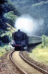 Die Trierer 01 102 befördert den E 553 (Saarbrücken - Trier - Gerolstein - Köln - Dortmund - Münster - Emden Süd) im Kylltal bei Auw (Kr Bitburg). (07.1968) <i>Foto: Harald Vogelsang</i>