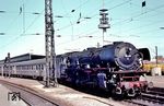 Im Sonderverkehr zur Hannover-Messe 1967 waren die Paderborner 01 nochmals gut beschäfigt, da sie Bespannungen von den Hammer V 200 übernahmen. 01 103 bespannte u.a. den D 325 von Hamm (Westf) nach Hannover, der hier in Hannover Hbf angekommen ist. (29.04.1967) <i>Foto: Harald Vogelsang</i>