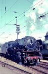 01 103 (Bw Paderborn) setzt den Wagenpark des D 325 in Hannover in die Abstellanlage. (29.04.1967) <i>Foto: Harald Vogelsang</i>