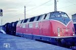 In Hannover Hbf haben V 200 078 (Bw Hamm/Westf Pbf) und 01 103 (Bw Paderborn) den D 424 nach Hamm bespannt. (30.04.1967) <i>Foto: Harald Vogelsang</i>