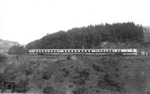 Ein Schnelltriebwagen der Bauart "Köln" ist als FDt 17 bei Milspe (heute Ennepetal-Milspe) nach Berlin unterwegs. Carl Bellingrodt notierte SVT 137 274 a/b/c vom Bw Grunewald.  (1938) <i>Foto: RVM-Filmstelle Berlin (Bellingrodt)</i>