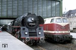 Die Saalfelder 01 0534 hat mit dem Autoreisezug D 1100 aus München, den sie in Probstzella übernommen hatte, den Bahnhof Berlin-Zoologischer Garten erreicht. Die daneben stehende 118 160 diente dem Berliner Modellbahnhersteller Zeuke (DDR) als Vorbild für ein Spur TT-Modell in den Jahren 1967-1968. (27.06.1975) <i>Foto: Gerd Bembnista</i>