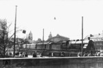 Die vielen Spaziergänger an der Auffahrt zur Hohenzollernbrücke lassen vermuten, dass der Fotograf 18 447 vom Bw Wiesbaden, die gerade den Kölner Hauptbahnhof vor dem Rheingoldzug FD 101 verlässt, an einem Sonntag ablichtete. (05.1928) <i>Foto: DLA Darmstadt (Maey)</i>