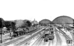 18 009 (Bw Dresden-Altstadt) verlässt vor D 84 den Dresdener Hauptbahnhof. Leider hatte der Fotograf die Tiefenschärfe seiner Kamera falsch eingestellt. Trotz der Unschärfe wollen wir das schöne Bild nicht vorenthalten. (1934) <i>Foto: Werner Hubert</i>