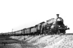 18 526 vom Bw Wiesbaden vor FD 102 ("Rheingold") auf der Mannheimer Verbindungsbahn Richtung Schwetzingen. Am Bahndamm hat sich wohl Frau Maey postiert. (1930) <i>Foto: DLA Darmstadt (Maey)</i>