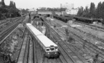 Nachdem ein S-Bahn-Zug der Zuggruppe A (Anton) sein Fahrziel Berlin Gesundbrunnen erreicht hat, setzt er als Rangierfahrt in der Kehranlage für die Rückfahrt nach Sonnenallee um.  (03.08.1974) <i>Foto: Burkhard Wollny</i>
