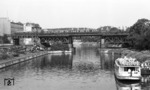 Ein S-Bahnzug auf der Berlin-Spandauer Schiffahrtskanalbrücke in Wedding. (03.08.1974) <i>Foto: Burkhard Wollny</i>