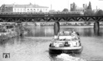 Ein S-Bahnzug überquert die Grenze über die Spree am Humboldthafen. (03.08.1974) <i>Foto: Burkhard Wollny</i>