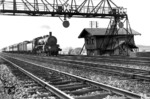 Eine nicht näher bezeichnete S 10² vor D 141, aufgenommen vor der Leinebrücke zwischen Letter und Hannover-Herrenhausen. In dem Zug läuft sogar ein bayerischer Schnellzugwagen mit (der erste Wagen hinter dem Packwagen). (1926) <i>Foto: Rudolf Kreutzer</i>