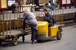 Zwei Mitarbeiter der Deutschen Bundespost genießen ihre Zigarettenpause in Köln Hauptbahnhof. Heute müssten sie vor die Tür gehen... (06.1991) <i>Foto: Bernhard P. Reichert</i>
