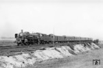 18 314 vom Bw Koblenz Moselbf vor D 58 (Dortmund – München) bei Düsseldorf-Benrath. Im Tausch gegen 18 434 vom Bw Dresden-Altstadt gelangte 18 314 (Bw Bremen Hbf) 1948 aus der britischen Zone in die sowjetische Zone. Dort begann ihre zweite Karriere als Kurier- und Bremslok. (21.04.1935) <i>Foto: DLA Darmstadt (Bellingrodt)</i>