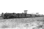 86 001 (Bw Wittenberge) vor P 1356 nach Pritzwalk im Bahnhof Ganzlin, dem Ausgangspunkt einer Nebenbahn nach Röbel (Meckl). Hinter dem Zug ist der heute noch existierende Wasserturm am kleinen Lokschuppen zu erkennen.  (14.06.1930) <i>Foto: DLA Darmstadt (Bellingrodt)</i>