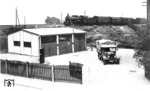 Blick auf die neu eingerichtete Kraftwagenstation (Kwst) an der Leipziger Theresienstraße, die organisatorisch dem Bahnbetriebswagenwerk (Bww) Leipzig Hbf West angegliedert war. Im Hintergrund ist 55 4959 (Bw Leipzig-Wahren) als Rangierlok Wagenwäsche ("W") für das Bww West im Bahnhof Leipzig M Th beschäftigt. (1932) <i>Foto: RVM</i>