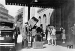 Wohin geht die Reise? Gepäckträgerservice am Stettiner Bahnhof in Berlin, der im Norden der Innenstadt an der Invalidenstraße im Bezirk Mitte lag. 1950 wurde der Stettiner Bahnhof in Nordbahnhof umbenannt. Die Schließung des Stettiner Bahnhofs am 18. Mai 1952 bedeutete das vorläufige Ende des Bahnbetriebs der Stettiner Bahn im Westteil Berlins. Die Züge wurden danach über den Berliner Außenring zum Bahnhof Berlin-Lichtenberg und zur Berliner Stadtbahn geführt. (1932) <i>Foto: RVM</i>