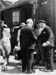 Bahnsteigszene in Berlin Anhalter Bahnhof. (1932) <i>Foto: RVM (Rosemarie Clausen)</i>