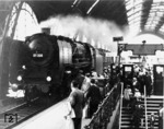 01 226 läuft mit D 148 (Berlin – Dresden – Prag – Budapest – Belgrad) am Bahnsteig 1 in Dresden Hbf ein. Der Zugzielanzeiger weist Bodenbach und Belgrad aus. Neben 01 184 und 01 185 musste die Dresdener 01 226 des öfteren als Ersatz für die 61 001 vom Henschel-Wegmann-Zug einspringen. Sie war deshalb mit einem Stromlinientender 2'2' T 34 mit Kohlenkastenabdeckung gekuppelt. 01 226 war fabrikneu ab 06.04.1938 beim Bw Dresden-Altstadt stationiert. (1938) <i>Foto: RVM</i>