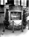 Ausstellungspavillon mit zeitgenössischer Werbung anlässlich der 100-Jahr-Feier der Deutschen Eisenbahnen. (1935) <i>Foto: RVM</i>