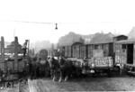 Hochbetrieb an der Ladestraße des Bahnhofs Berlin-Pankow zwischen Berliner Straße und Haidlichstraße. (1942) <i>Foto: RVM (Ittenbach)</i>
