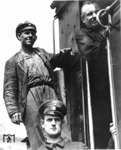 Da mussten wohl alle mit aufs Bild: Lokführer, Rangierer und Obermeister. Bei der Lok handelt es sich um 74 281 vom Bw Berlin Anhalter Bf. (1932) <i>Foto: RVM (Pragher)</i>
