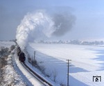Blick von der Transitautobahn (heute: BAB A 9) bei Triptis auf die sich bei klirrender Kälte nähernde 41 1125 mit einem Kesselwagen-Ganzzug Saalfeld - Gera. (03.12.1981) <i>Foto: Joachim Schmidt</i>