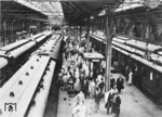 Bahnsteigszene im Stettiner Bahnhof in Berlin. Der Stettiner Bahnhof war Ausgangspunkt der Strecke nach Stettin in Pommern (heute: poln. Szczecin). Er lag im Norden der Innenstadt an der Invalidenstraße im Bezirk Mitte. (1932) <i>Foto: RVM</i>
