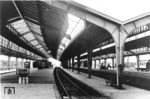 Am 23. September 1842 ging die Strecke zwischen Berlin und Frankfurt/Oder und damit der erste Bahnhof der Stadt in Betrieb. Ab 1845 sollte die Strecke bis Breslau verlängert werden. Ursprünglich sollte an Frankfurt/Oder vorbeigefahren werden, weil der vorhandene Bahnhof für die Strecke nach Breslau nicht genutzt werden konnte, da er als Kopfbahnhof und wegen des großen Höhenunterschiedes zum Odertal keine Streckenführung in Richtung Südosten ermöglichte. Nach Protesten der Stadt wurde am 01. September 1846 der neue Bahnhof als Durchgangsbahnhof etwa in der heutigen Lage eröffnet. Anfang der 1920er Jahre entschied man sich aus Kapazitätsgründen zu einem kompletten Bahnhofsneubau, dessen Ergebnis der RVM-Fotograf hier festhielt (Quelle: Wikipedia).  (1932) <i>Foto: RVM</i>