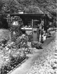 Um die Streckenkapazitäten zwischen zwei Bahnhofen zu erhöhen, wurden die Abschnitte der freien Strecke in mehrere Zugfolgestellen eingeteilt, die jeweils durch ein örtlich besetztes Stellwerk, die sog. Blockstellen (Bk) begrenzt wurden. Die Bk wurden vielfach nach der vorhandenen Streckenkilometrierung durchnummeriert und von den Blockwärtern penibel gepflegt. Heute erledigen Einrichtungen des Selbsttätigen Streckenblocks (Sbk) diese Aufgabe. (1934) <i>Foto: RVM</i>