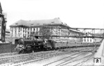 Vor dem stattlichen Gebäude der Reichsbahndirektion Wuppertal verlässt 03 170 (Bw Osnabrück Hbf) mit D 94 nach Köln den Bahnhof Wuppertal-Elberfeld (heute: Wuppertal Hbf). Gebildet ist der Zug aus preußischen Schnellzugwagen mit hölzernen Kastenaufbau. (07.1937) <i>Foto: RVM-Filmstelle Berlin (Bellingrodt)</i>