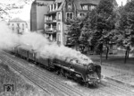 03 273 (Bw Wuppertal-Langerfeld) unterwegs mit E 337 im Ortsteil Wuppertal-Unterbarmen, unmittelbar am Haus des Fotografens in der Siegesstraße 94. (1937) <i>Foto: RVM-Filmstelle Berlin (Bellingrodt)</i>