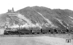 17 080 (Bw Wiesbaden) mit einer interessanten Personenzuggarnitur bei St Goar am Rhein. (Anm.: Der Ortsname wurde tatsächlich nach damaliger Schreibweise ohne Punkt geschrieben). Der an der Zugspitze zusätzlich eingestellte Gh-Wagen des Gattungsbezirks Kassel (h = mit Heizleitung) wurde bevorzugt für Obst- und Gemüsetransporte verwendet. Nach Zeichnung A2 wurden die Wagen auch mit vier Lade- und Lüftungsluken gebaut. Der hier gezeigte Aufbau war unter den meistgebauten gedeckten Güterwagen in Europa selten vertreten. Die Länderbahnen haben dann recht schnell die Ausführung mit zwei Öffnungen bevorzugt. Gegenüber überragt die Burg Maus das Rheintal. (1929) <i>Foto: DLA Darmstadt (Maey)</i>
