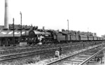 17 071 (Bw Dortmund Hbf) verlässt mit einem Schnellzug Hannover Hbf. Wegen der mäßigen Verschlusszeiten der Plattenkamera von 1/125 sec sind die Kreutzer-Bilder immer leicht unscharf. Im Schuppen der Bw-Abteilung Hagenkamp sind 38 2874 vom Bw Bremen P (links) und 38 2754 vom Bw Minden (Westf) auszumachen. (1926) <i>Foto: Rudolf Kreutzer</i>