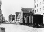 Blick in die berühmte Danziger Speicherstadt, die einmal über 300 Speichergebäude gehabt haben soll. Ende März 1945 wurde Danzig von der Roten Armee im Zuge der Schlacht um Ostpommern eingeschlossen und erobert. Durch die Kampfhandlungen wurden große Teile der Innenstadt (bestehend aus Rechtstadt, Altstadt, Vorstadt und Niederstadt) zerstört. Während und nach dem Einmarsch wurden die noch erhaltenen Häuser der Innenstadt von den sowjetischen Soldaten geplündert und in Brand gesteckt. Insgesamt wurde ein sehr hoher Anteil der Bebauung zerstört. Nach dem Krieg wurden zahlreiche Baudenkmäler der Altstadt wieder vorbildlich rekonstruiert. (1937) <i>Foto: RVM</i>